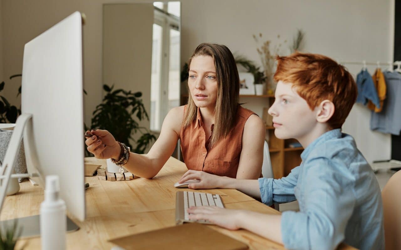 Maman et enfant devant ordinateur