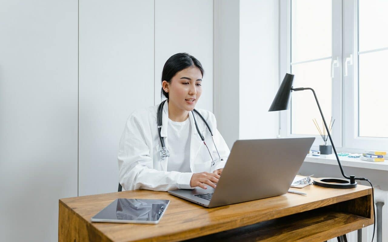 Médecin devant ordinateur