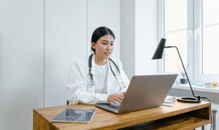 Médecin devant ordinateur