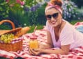 femme qui fait un pique-nique