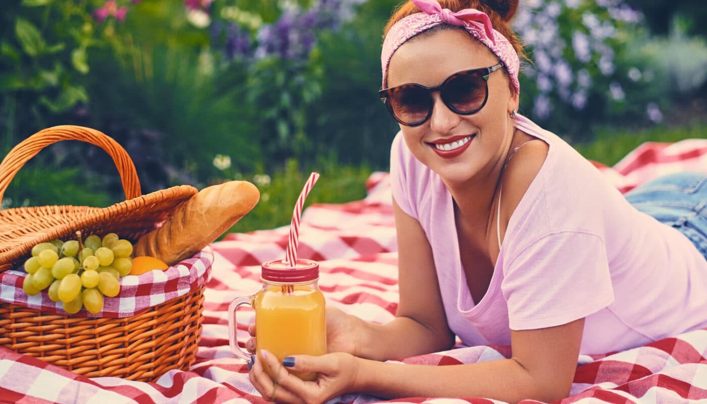 femme qui fait un pique-nique