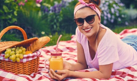 femme qui fait un pique-nique