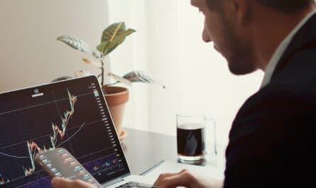 Depuis quelques décennies, le trading devient une source de revenus intéressante et actuellement, même les étudiants le pratiquent. L’action ou l’indice boursier mis en jeu constitue l’actif sous-jacent. Il existe désormais un moyen d’en connaitre au préalable la quantité et la date d’échéance ainsi que d’en convenir un prix. Il s’agit des futures. Toutefois, s’investir dans ce contrat n’est pas sans risque. Il suffit donc de respecter quelques bonnes pratiques pour que ces instruments financiers vous apportent des bénéfices. Qu’est-ce qu’on entend par « futures » ? Les futures désignent un contrat établi entre deux parties en guise de leur engagement dans l’achat ou la vente d’une quantité préalablement fixée d’un actif sous-jacent. Cela vient avec la date de l’échéance et le prix de l’actif financier. Les futures sont nécessaires pour un placement d’argent à court terme. Entre autres, ils offrent la possibilité de : - Anticiper les fluctuations d’un actif, en couvrant ainsi le portefeuille de l’utilisateur ;- Donner plus de rigueur et de performance du fait qu’à l’échéance, l’acheteur sera obligé d’acheter l’actif au prix convenu lors de la signature du contrat. En revanche, le vendeur sera contraint de livrer l’actif. Dans quel cas est-il opportun de trader avec les futures ? Si vous désirez mobiliser au maximum 5% de votre capital boursier, un future ne présente aucun risque. De plus, il faut toujours vérifier si le site de trading que vous consultez est authentique. Si vous résidez en France, il vous implique nécessaire de fouiller dans le répertoire du site REGAFI afin de voir si le site internet est autorisé ou pas dans le pays. Dans le cas où vous envisagiez de miser sur un investissement plus volumineux, vous devriez trouver d’autres moyens. Vous n’auriez d’ailleurs aucun intérêt à investir dans ce genre d’accord bipartite, sauf si vous maîtrisez le fonctionnement de ce système. Autrement dit, acheter ou vendre un actif sous-jacent s’avère hautement risqué. Que faire si les réalités ne correspondent pas aux prévisions boursières ? Si tout passe en faux accord avec ce qui est prévu, vous pouvez vous placer à l’inverse de votre position initiale. On dit que vous soldez votre position. Vous devriez ainsi anticiper la décision pour éviter que l’activité se déboucle automatiquement. Au cas où la date d’échéance soit dépassée, vous acceptez spontanément soit un dernier appel à marge soit une livraison de l’actif. Tous les futures arrivés à échéance doivent faire l’objet d’un dénouement ou d’une liquidation tous les 3evendredis du mois. Comment négocier les futures ? Un contrat de futures se discute sur un marché réglementé. En France, plus précisément à Paris, vous avez LIFFE pour s’en procurer. Une fois positionné, l’achat et la vente d’un future peut se faire n’importe quand. Vous devriez alors vous assurer que : - Vous disposez de solides connaissances en marchés financiers sous-jacents ;- Ces produits spéculatifs correspondent à vos objectifs ;- Le contrat doit être ferme et engager des contreparties ;- Le dépôt de garantie qui se trouve entre 5% et 10% de la valeur future doit être versé à l’autre partie ;- Au fur et à mesure de votre projet, si vous recevez ou perdent vos actifs, vous aurez besoin de payer des appels de marge.