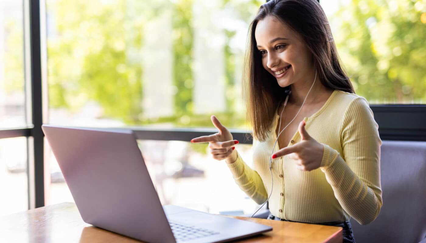 femme agent immobilière iad sur intranet