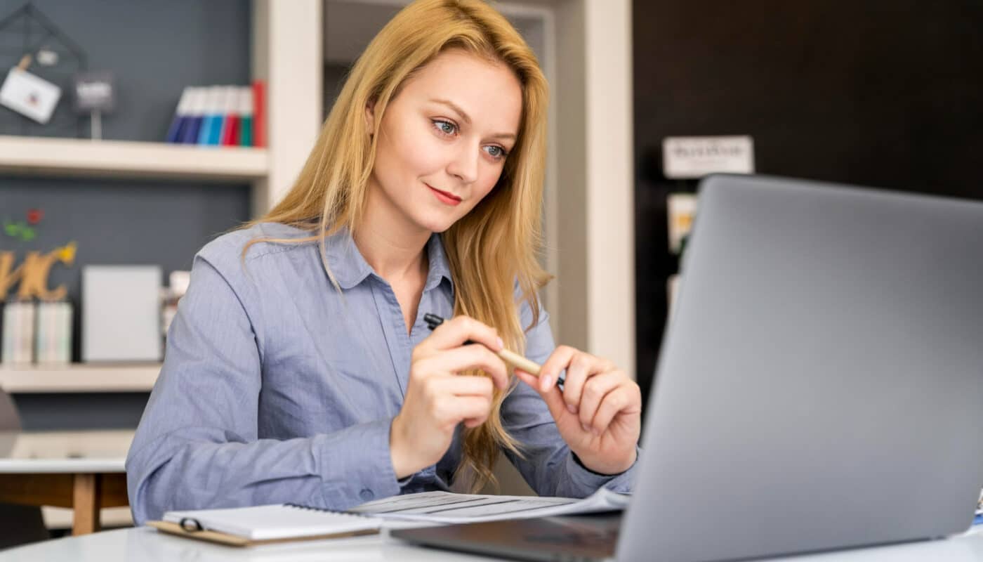 une jeune femme suivant une formation de comptabilité en ligne