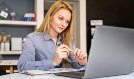 une jeune femme suivant une formation de comptabilité en ligne