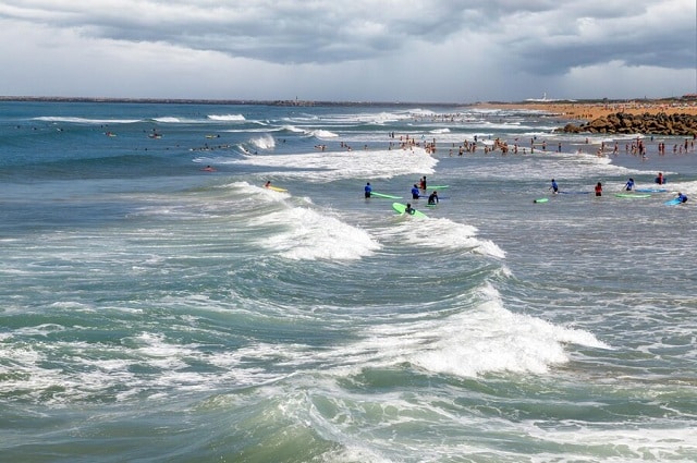 surfeurs sur les vagues de Biarritz