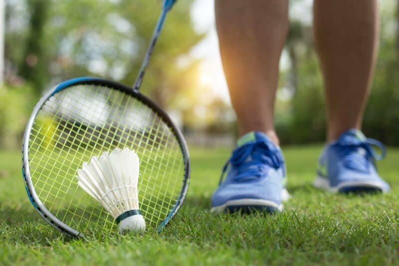 Les chaussures de badminton protègent les pieds lors des déplacements latéraux rapides