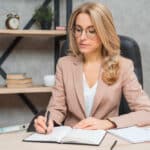 une secrétaire juridique au travail