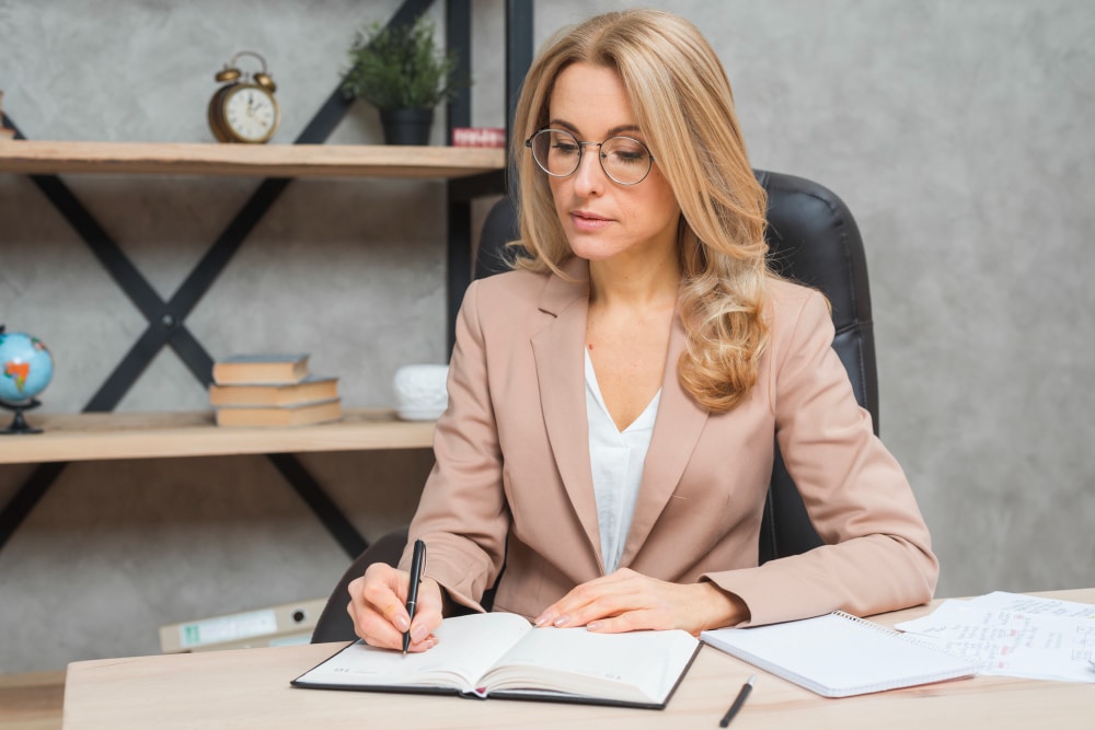 une secrétaire juridique au travail