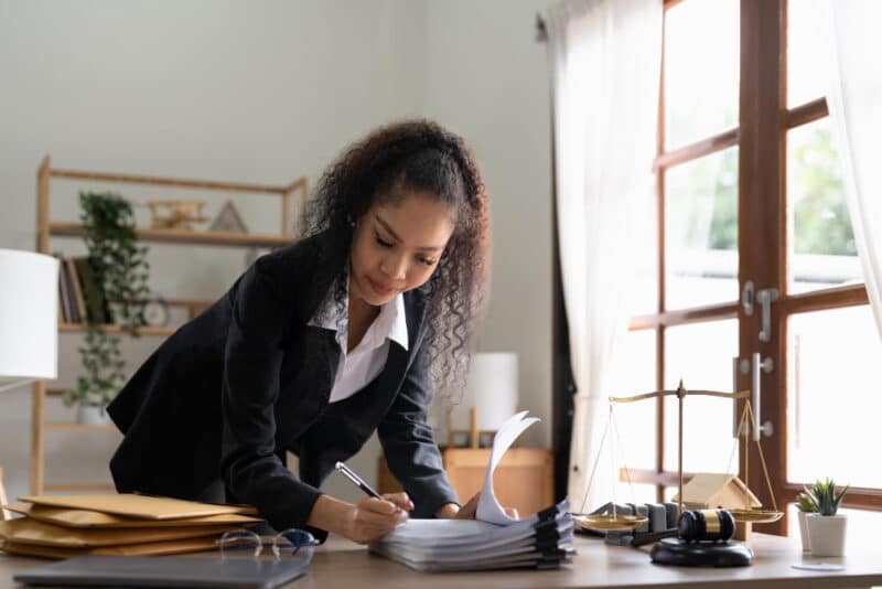 une secrétaire juridique à son bureau