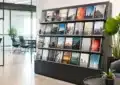 Couverture de magazine avec numéros et sujets variés professionnels
