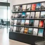 Couverture de magazine avec numéros et sujets variés professionnels