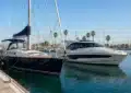 Bateau d'occasion moderne sur un port en 2026