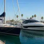 Bateau d'occasion moderne sur un port en 2026