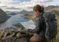 Voyageur découvrant itinéraires originaux pour séjour unique