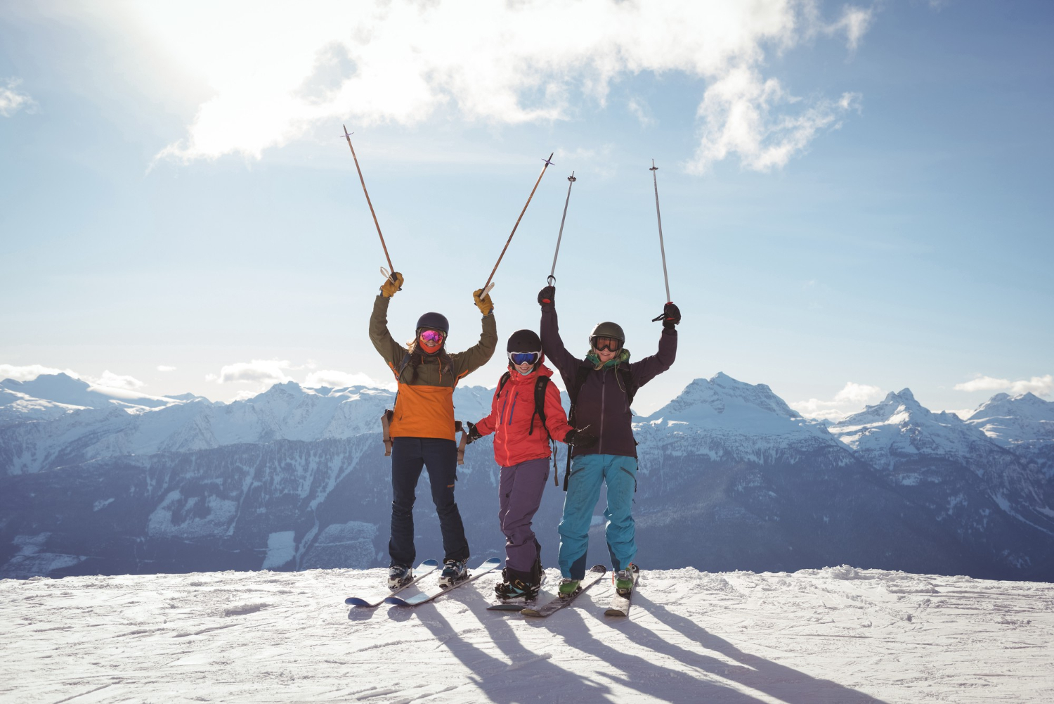 Célébrer les skieurs debout sur la montagne couverte de neige